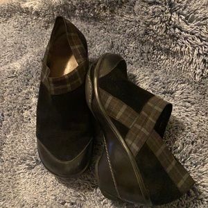 Jambu black clogs size 8. Sports wedge